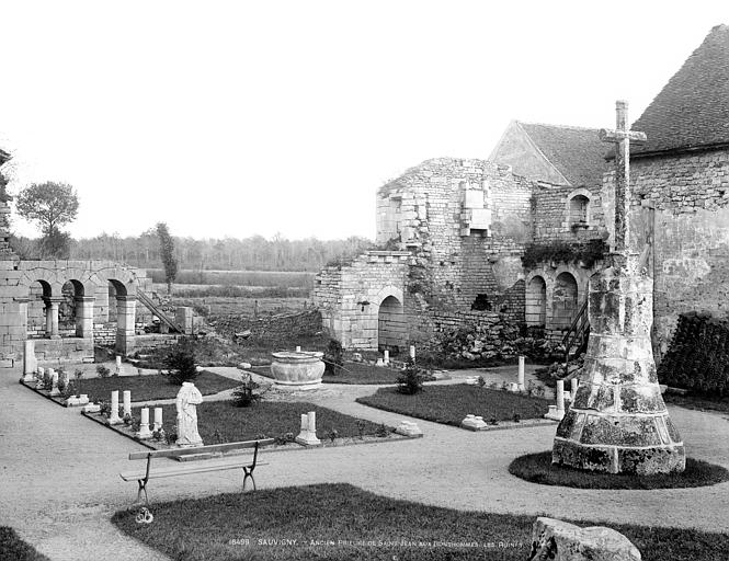 Cloître : Vue d'ensemble vers le sud-est