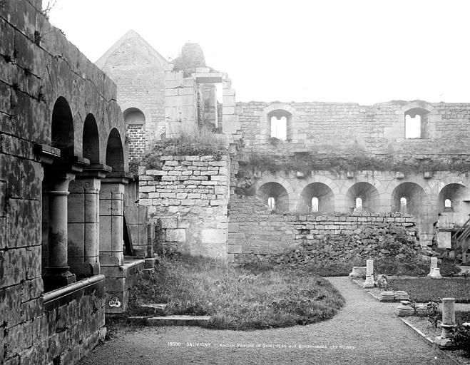 Salle capitulaire (à gauche), réfectoire (au fond) et cloître (devant)