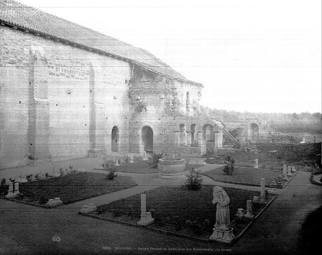 Cloître : Vue d'ensemble vers le nord-est