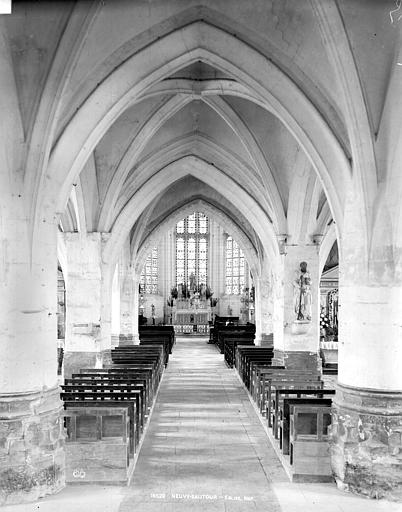 Vue intérieure de la nef vers le choeur