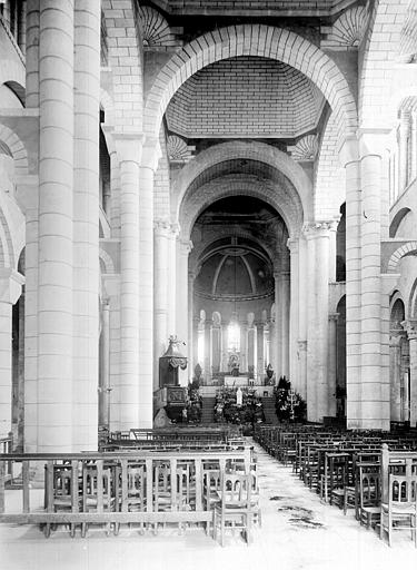 Vue intérieure de la nef vers le choeur