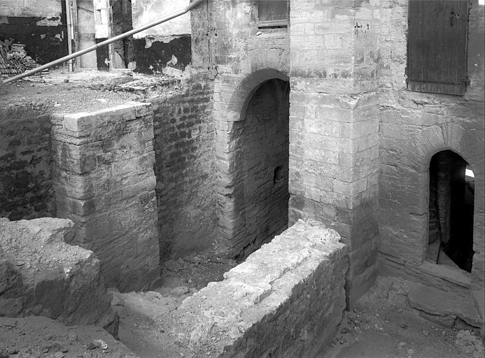 Cour d'honneur : Entrée de la porte de la Mirande