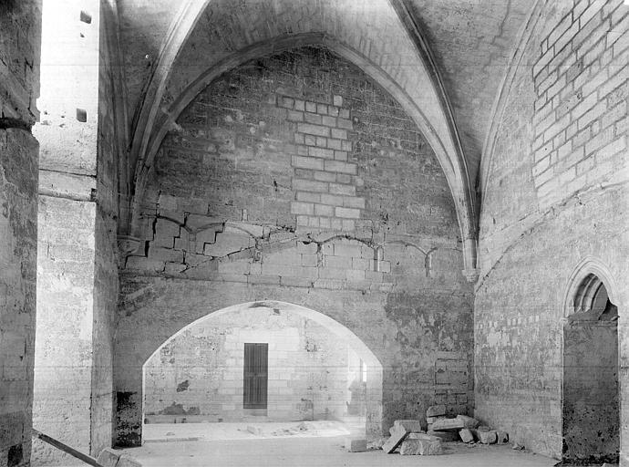 Chapelle de Clément VI : Vue intérieure de la sacristie, côté nord. Passage vers la tour de la Garde-Robe