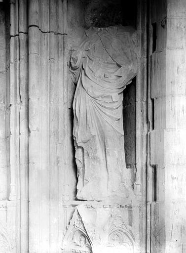 Chapelle de Clément VI : Statue du portail