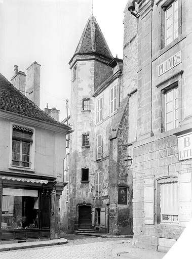 Vue d'ensemble de la façade et de la tourelle