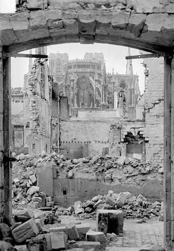 Chevet pris des ruines des maisons situées aux abords