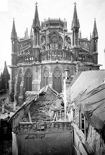 Chevet pris des ruines des maisons situées aux abords