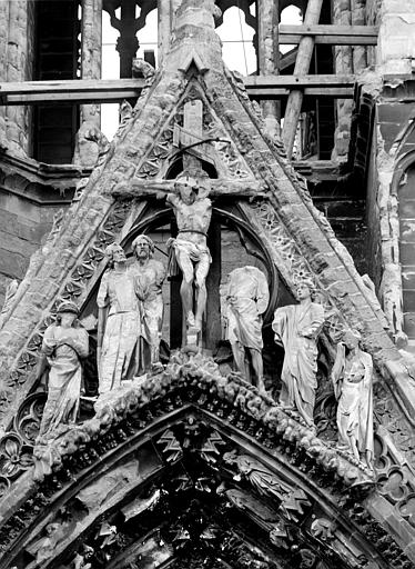 Portail nord de la façade ouest. Gable : La Crucifixion