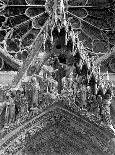 Portail central de la façade ouest. Gable : Couronnement de la Vierge