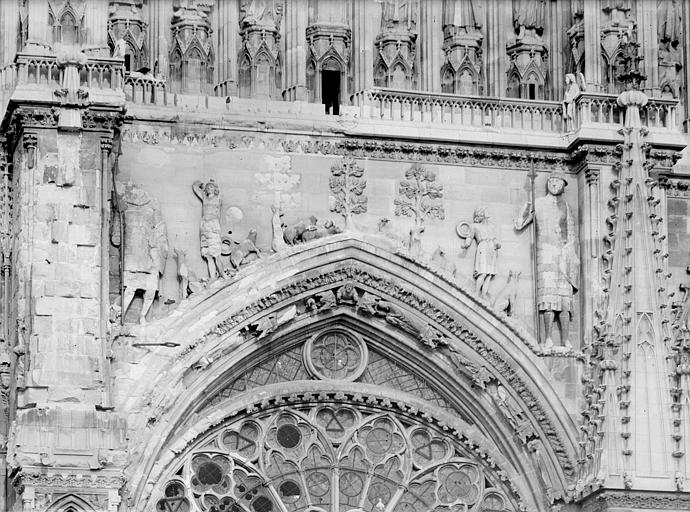 Façade ouest. partie supérieure de la rose : Bas-relief de David et Goliath