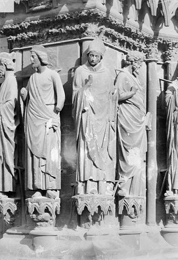 Portail sud de la façade ouest. Ebrasement gauche : Statues de Salomon, de saint Rémi évêque et d'un apôtre