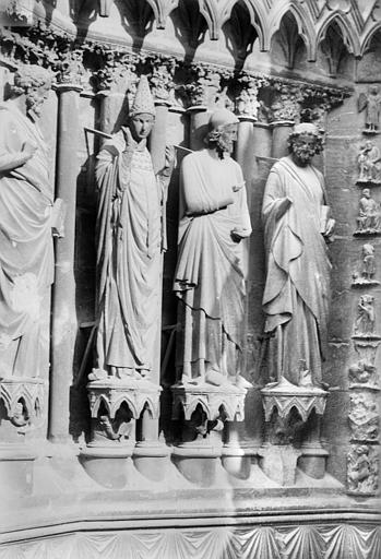 Portail sud de la façade ouest. Ebrasement gauche : Statues de saint Calixte pape et de deux apôtres