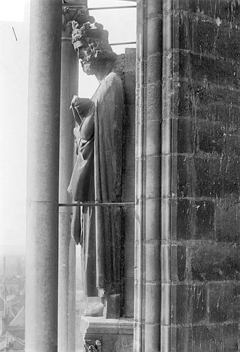 Façade sud, tour ouest du transept, 2e contrefort à gauche de la rose : Statue d'un roi dit Charlemagne