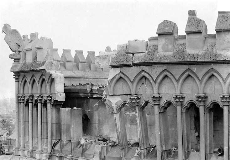 Abside, côté nord : Galerie de la partie supérieure avec la balustrade crénelée