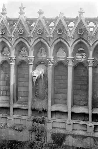 Façade sud : Arcatures de la galerie supérieure et gargouille