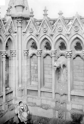 Façade sud : Arcatures de la galerie supérieure et gargouilles, à l'angle du transept et de la nef