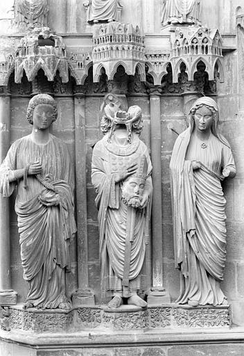 Portail central de la façade nord (portail de saint Calixte). Ebrasement gauche : Statues d'un ange, de saint Nicaise et de sainte Eutropie