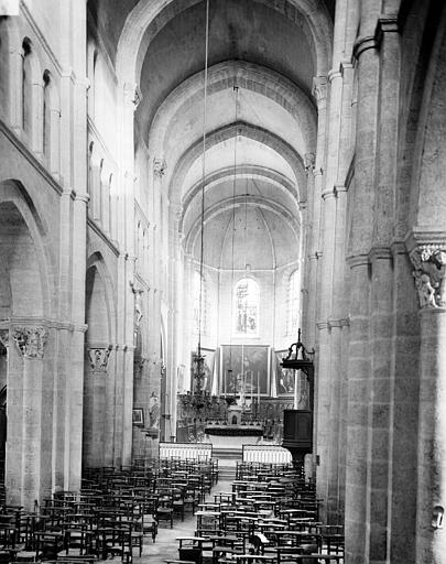 Vue intérieure de la nef vers le choeur