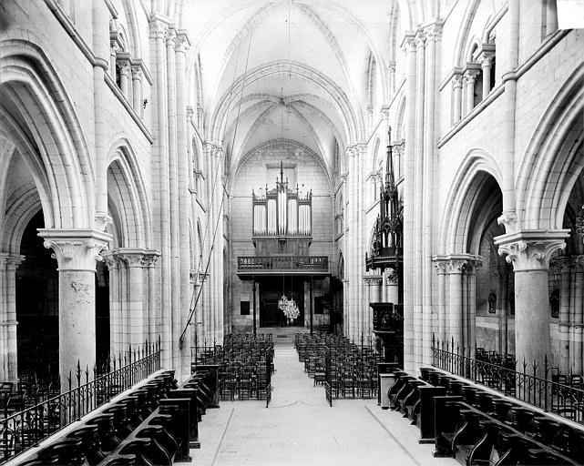 Vue intérieure de la nef vers l'entrée