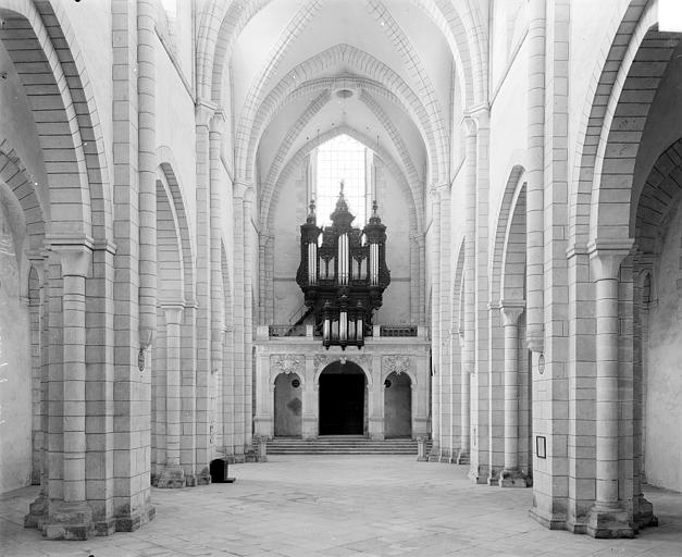 Vue intérieure de la nef vers l'entrée