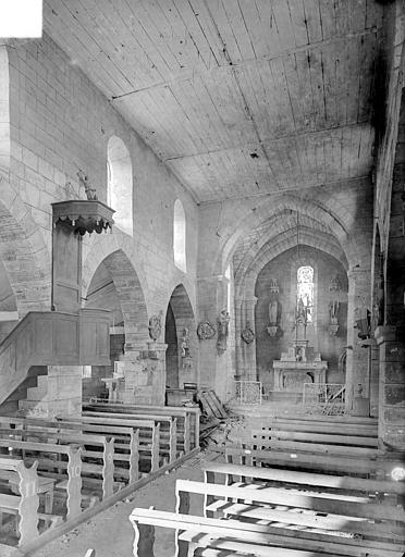 Vue intérieure de la nef vers le choeur