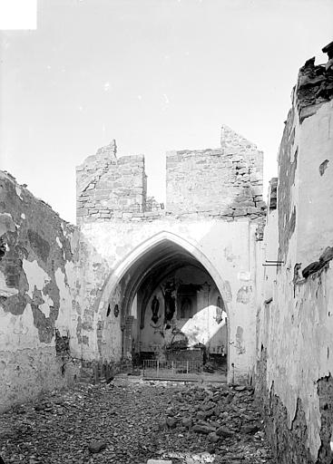 Vue intérieure de la nef vers le choeur