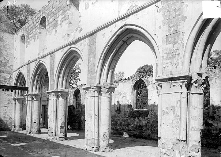 Vue intérieure de la nef, côté nord : Grandes arcades