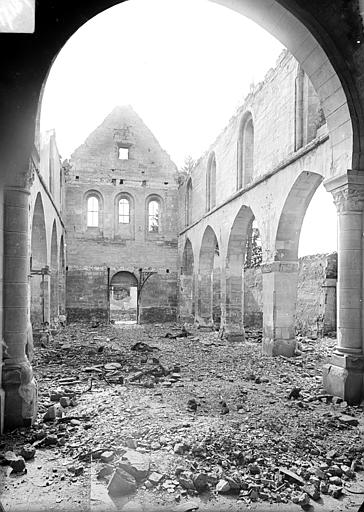 Vue intérieure de la nef vers l'entrée