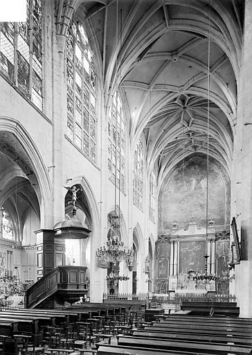 Vue intérieure de la nef vers le choeur