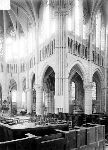 Vue intérieure à la croisée du transept, vers le sud-est