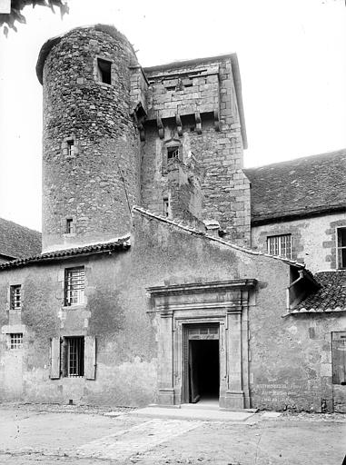 Façade sur rue : Entrée et tour