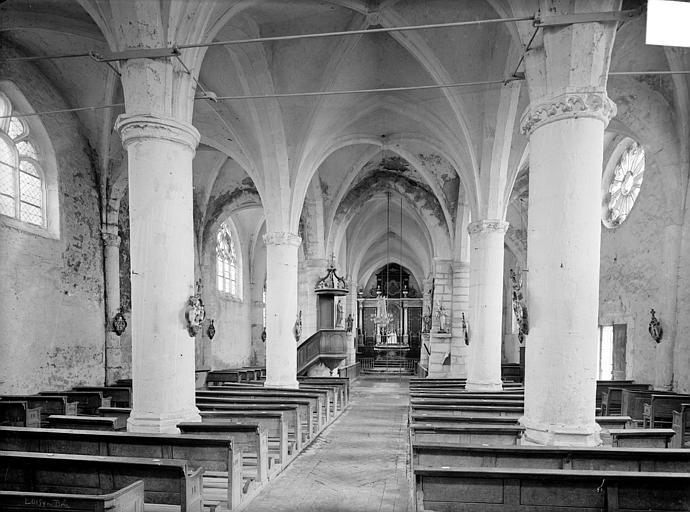 Vue intérieure de la nef vers le choeur