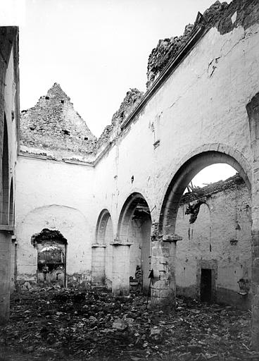 Vue intérieure de la nef vers l'entrée