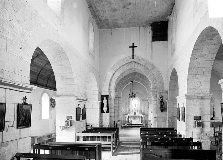 Vue intérieure de la nef vers le choeur