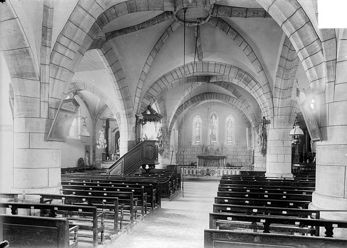 Vue intérieure de la nef vers le choeur