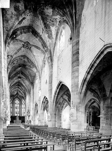 Vue intérieure de la nef vers le choeur