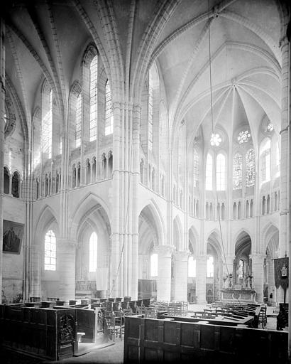 Vue intérieure du transept nord et du choeur, prise de la nef