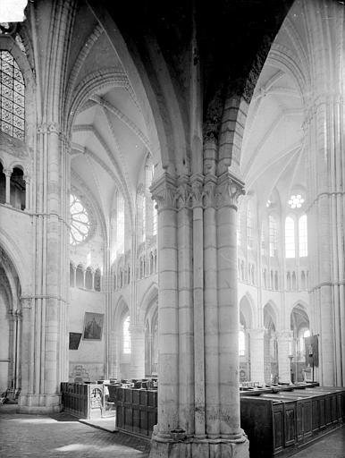 Vue intérieure du transept nord et du choeur, prise du bas-côté sud