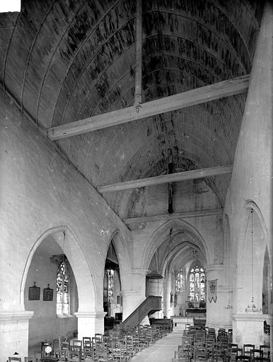 Vue intérieure de la nef vers le choeur