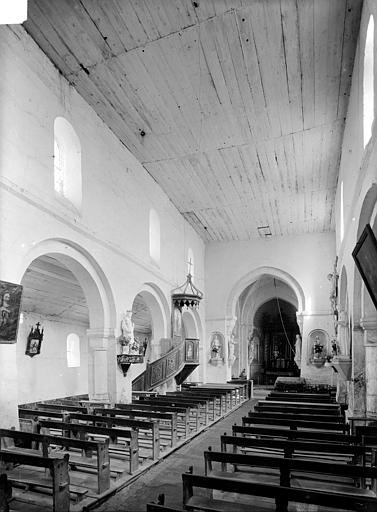 Vue intérieure de la nef vers le choeur