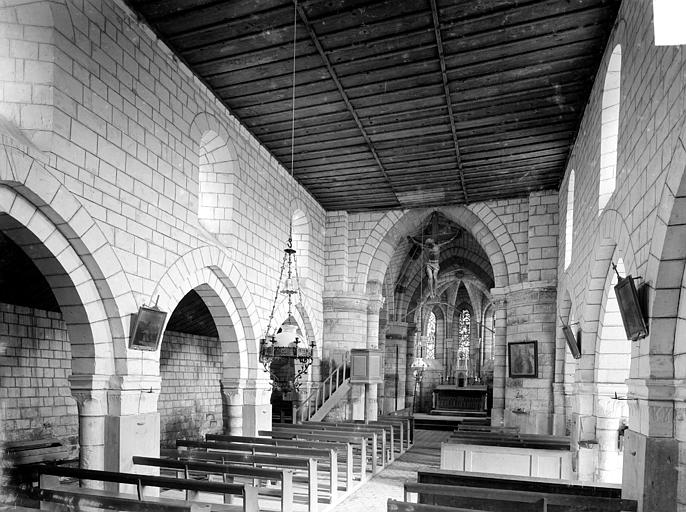 Vue intérieure de la nef vers le choeur