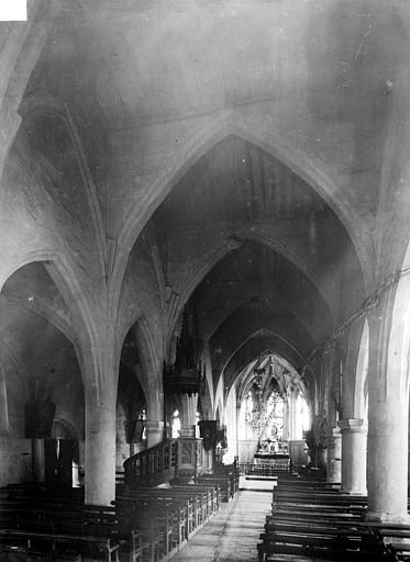 Vue intérieure de la nef vers le choeur