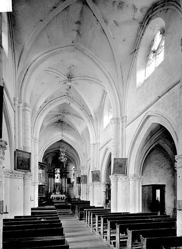 Vue intérieure de la nef vers le choeur