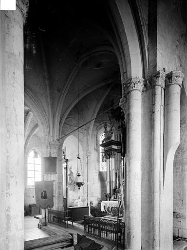 Vue intérieure du transept nord et du choeur, prise du bas-côté sud