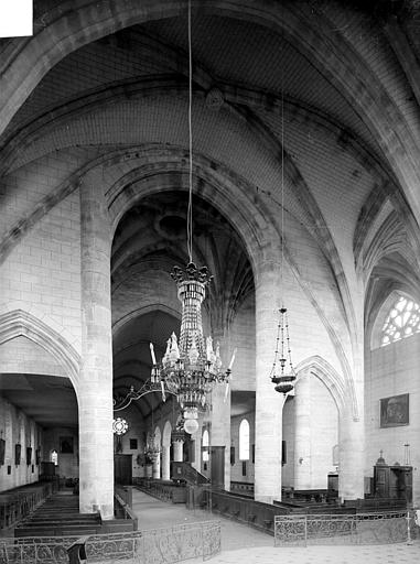 Vue intérieure de la nef vers l'entrée