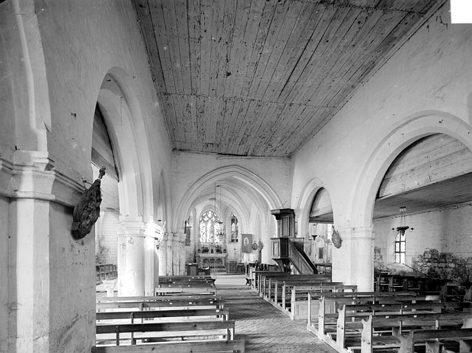 Vue intérieure de la nef vers le choeur