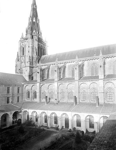 Cloître : Vue d'ensemble vers nord