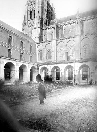 Cloître : Vue d'angle vers le nord-ouest