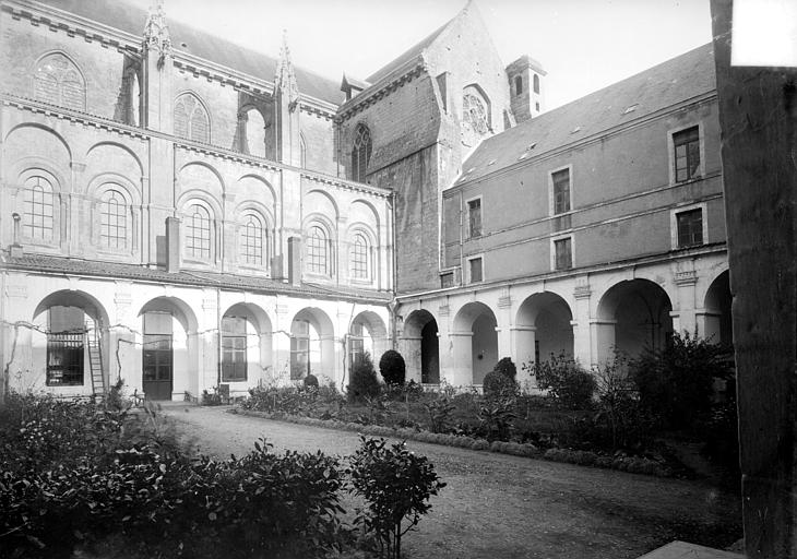 Cloître : Vue d'angle vers le nord-est