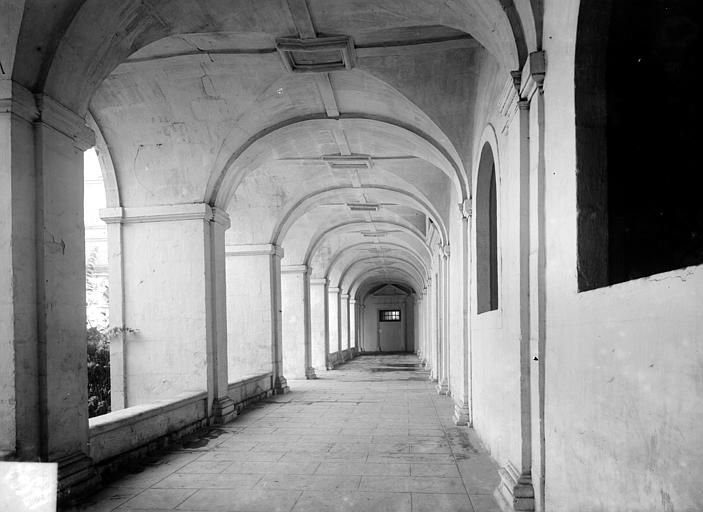 Cloître : Vue intérieure d'une galerie